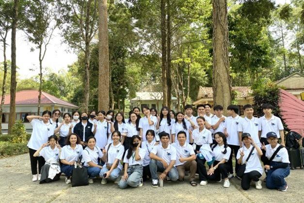 Đoàn tham gia cuộc thi chụp hình lưu niệm